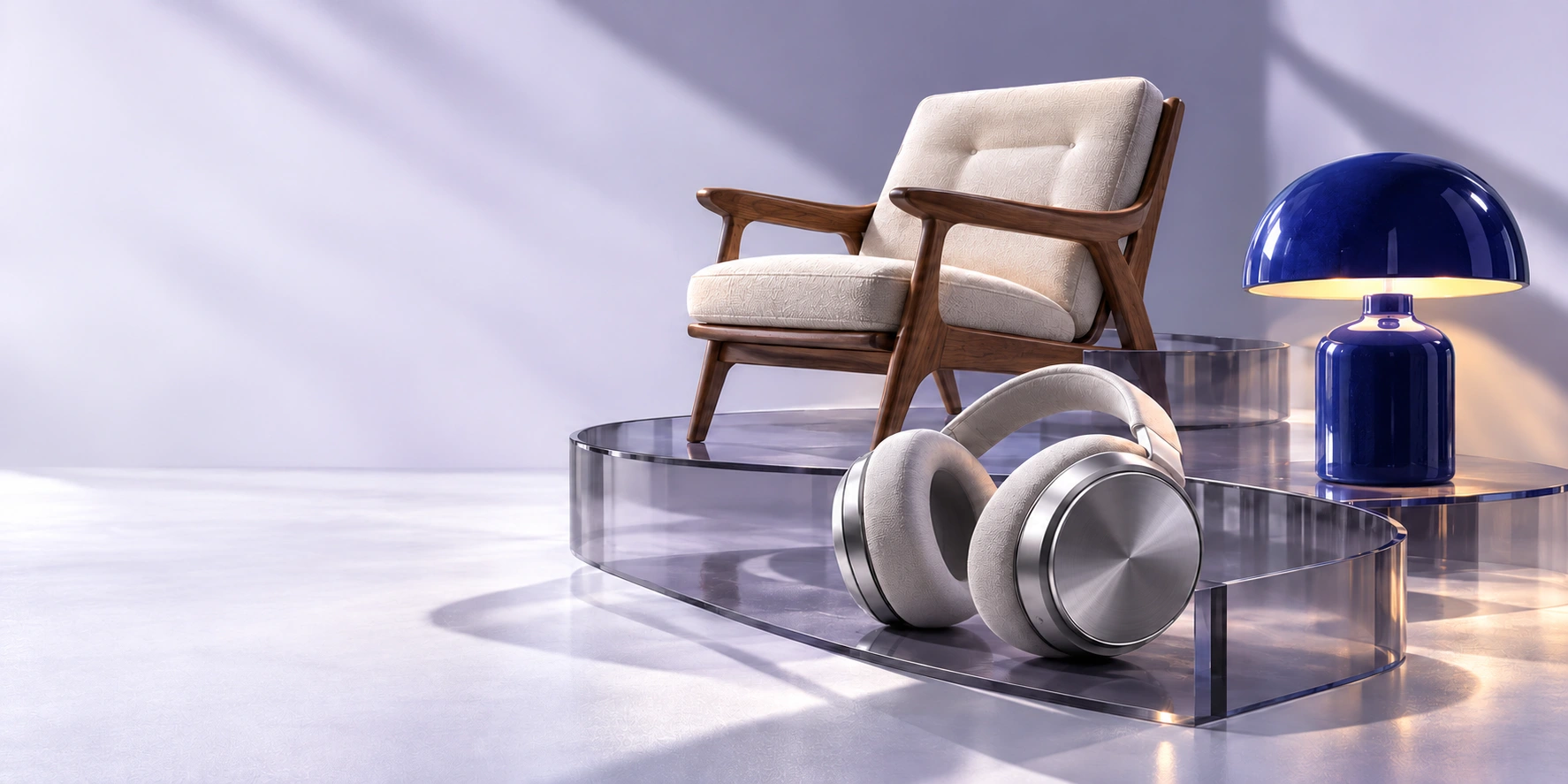 Sillón de nogal, auriculares plateados y lámpara azul sobre estantes curvos de vidrio.