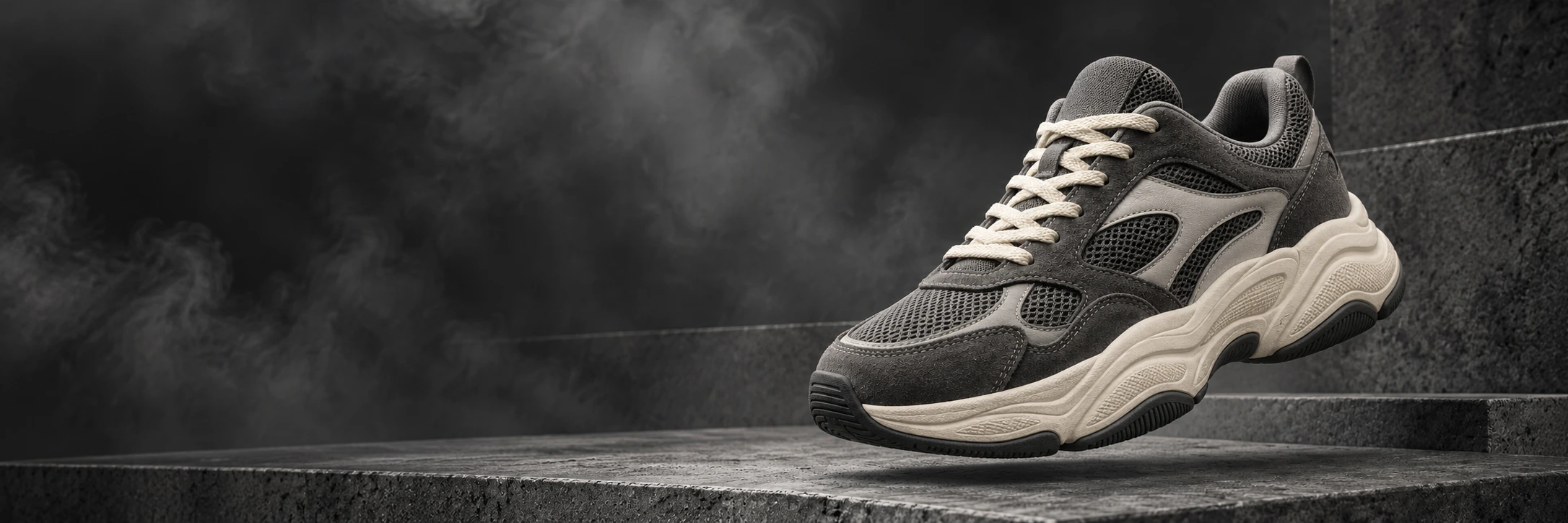 Zapatilla Suede gris sobre una escena de concreto grafito